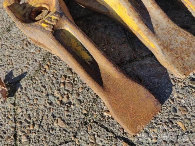 JCB Skovltænder Kiti naudoti statybos komponentai