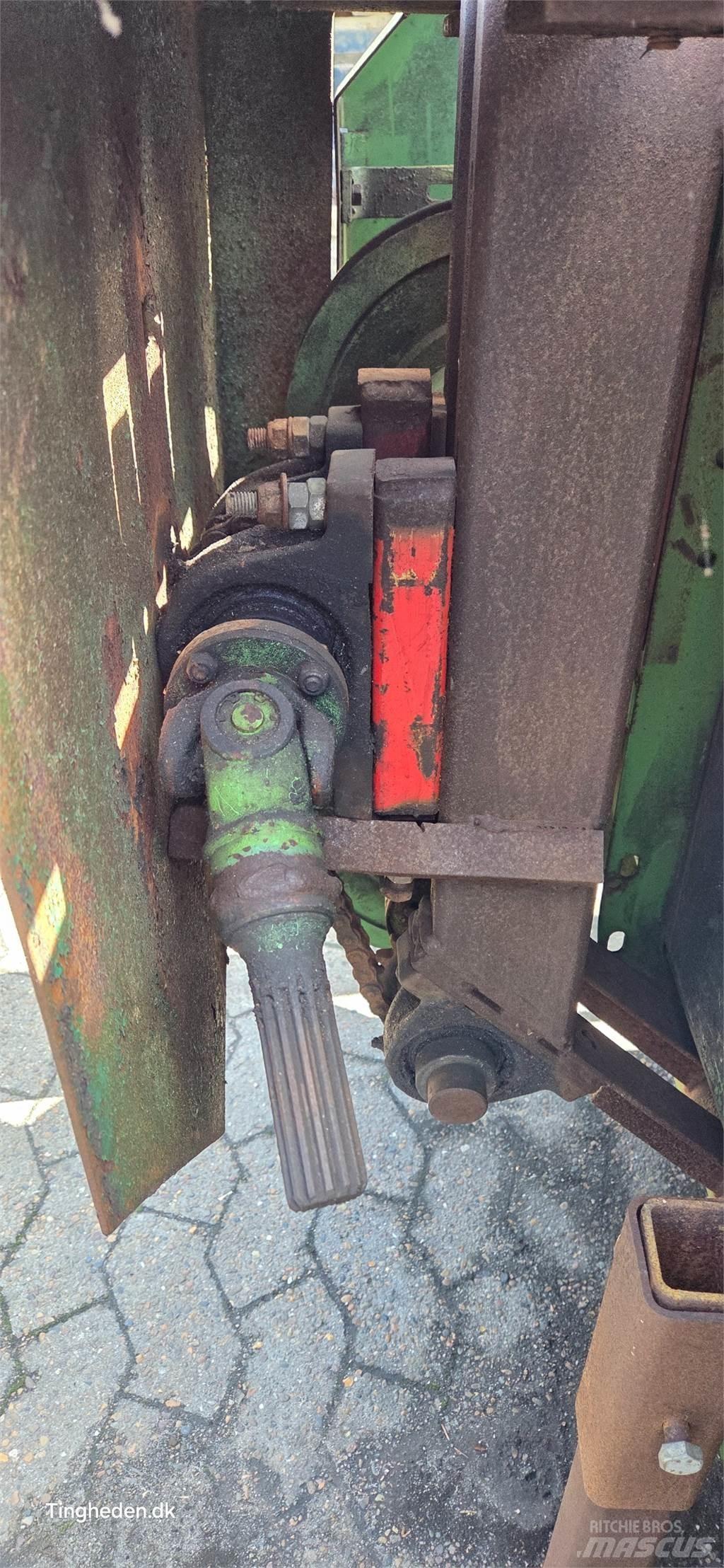 John Deere  Derliaus nuėmimo kombainų priedai