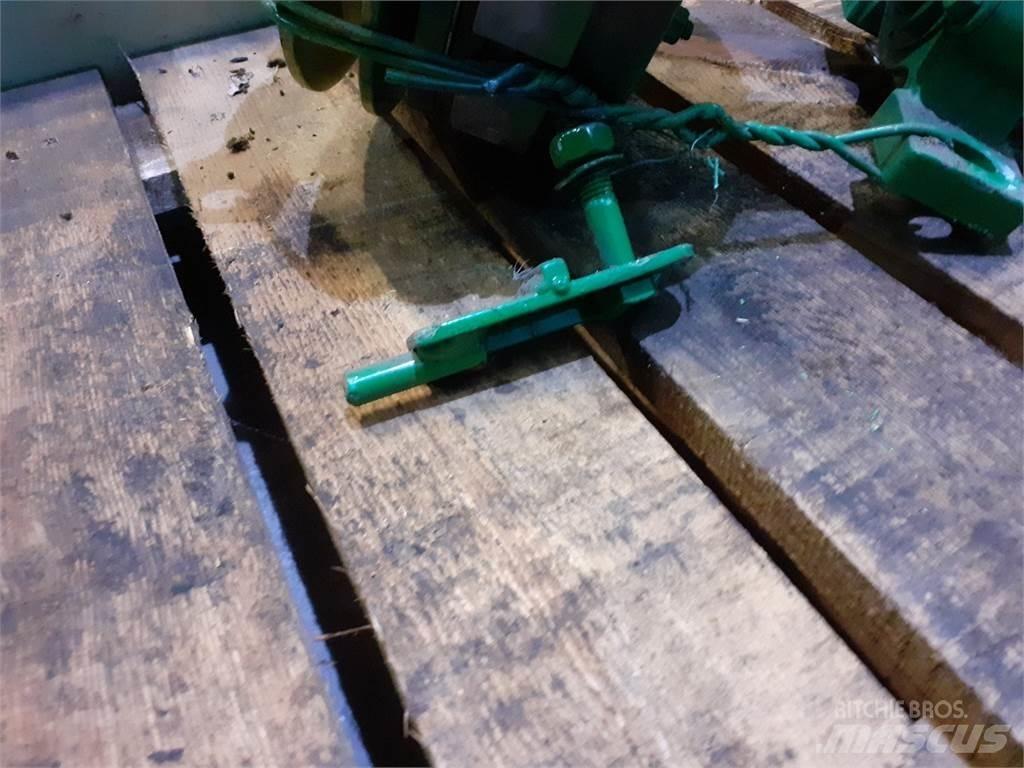 John Deere 1075 Derliaus nuėmimo kombainų priedai