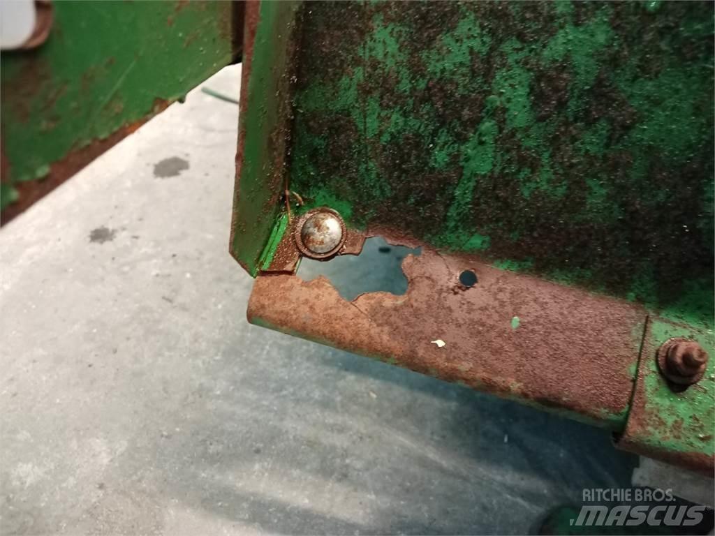 John Deere 1085 Smėlio ir druskos barstytuvai