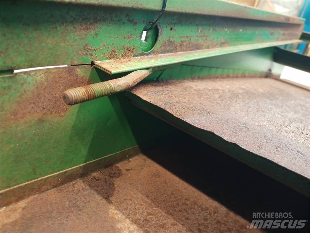 John Deere 2054 Smėlio ir druskos barstytuvai