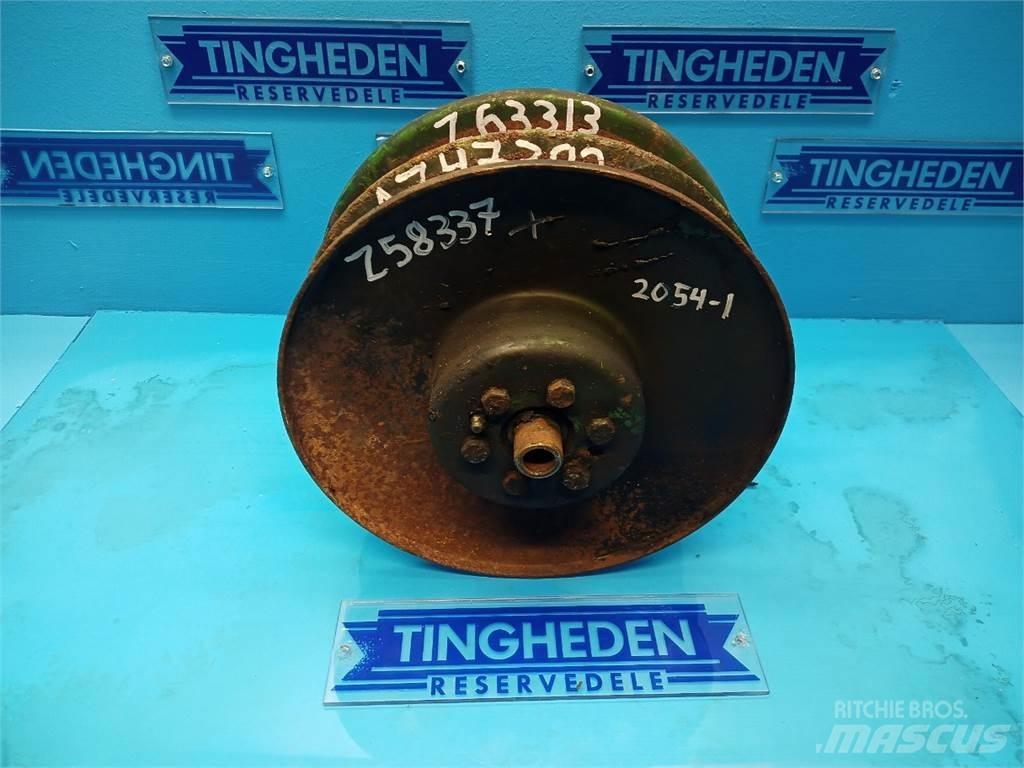 John Deere 2054 Smėlio ir druskos barstytuvai