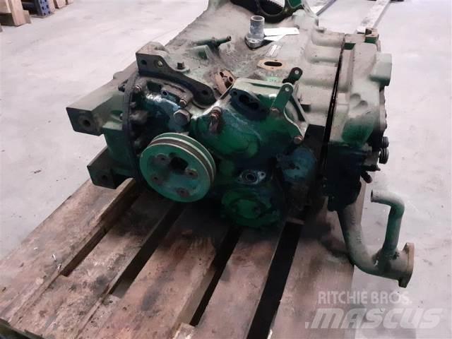John Deere 4239 Varikliai