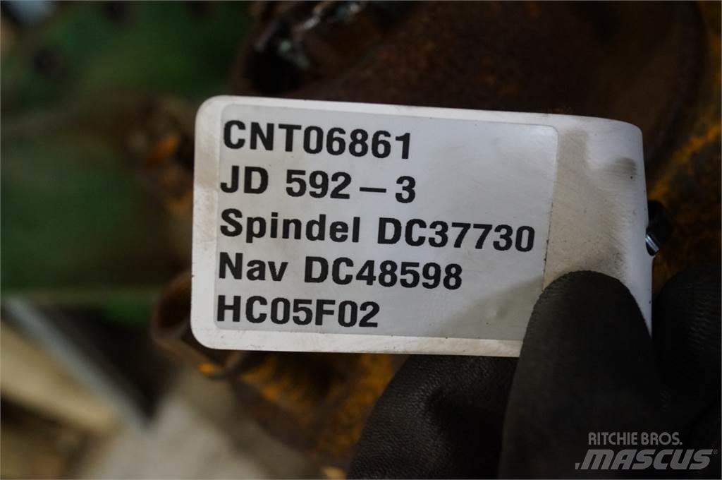 John Deere 592 Ašys