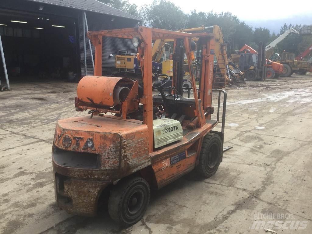 Toyota FG30 Šakiniai krautuvai - Kita