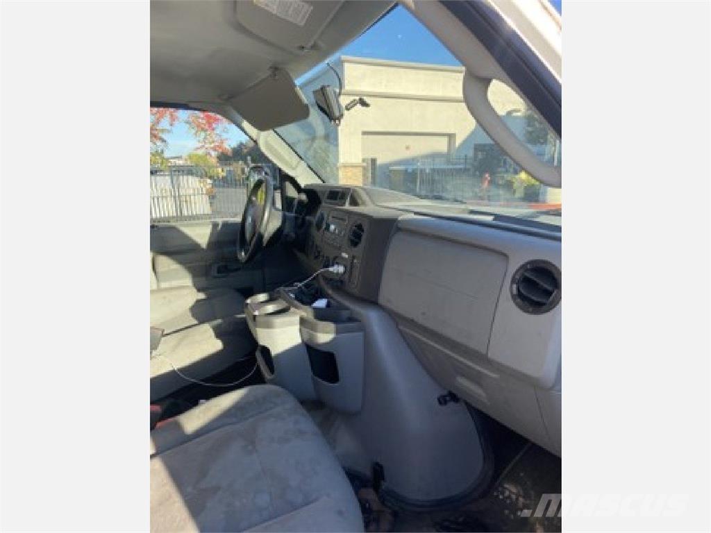 Ford E350 Sunkvežimiai su dengtu kėbulu