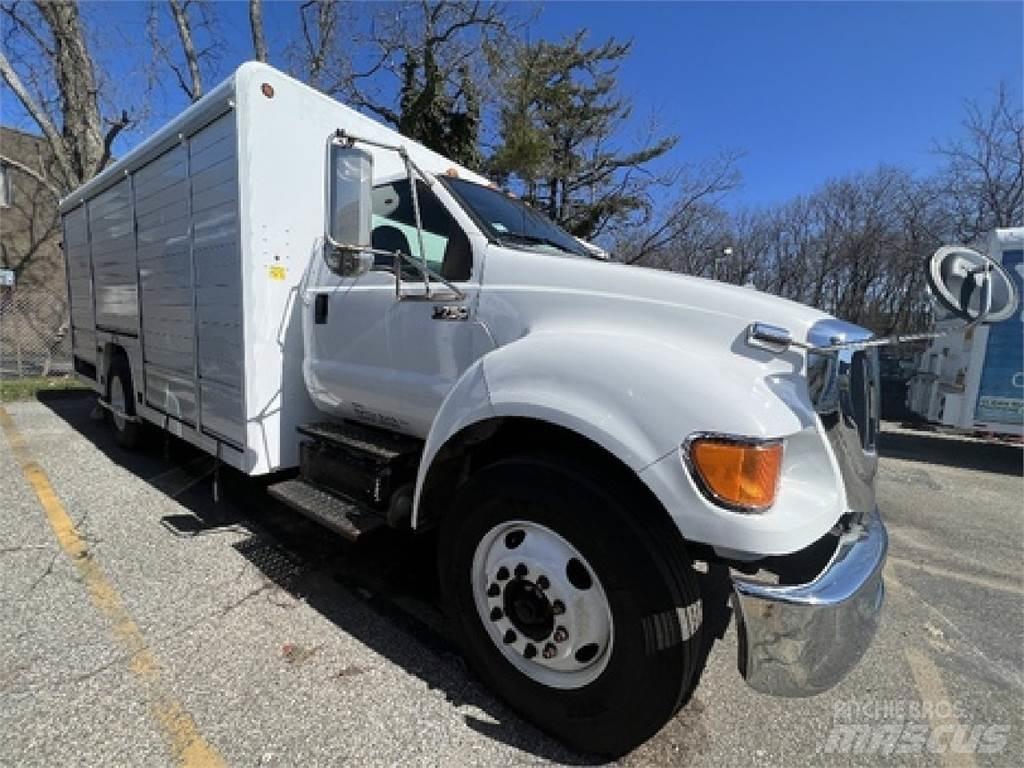 Ford F750 Sunkvežimiai su dengtu kėbulu