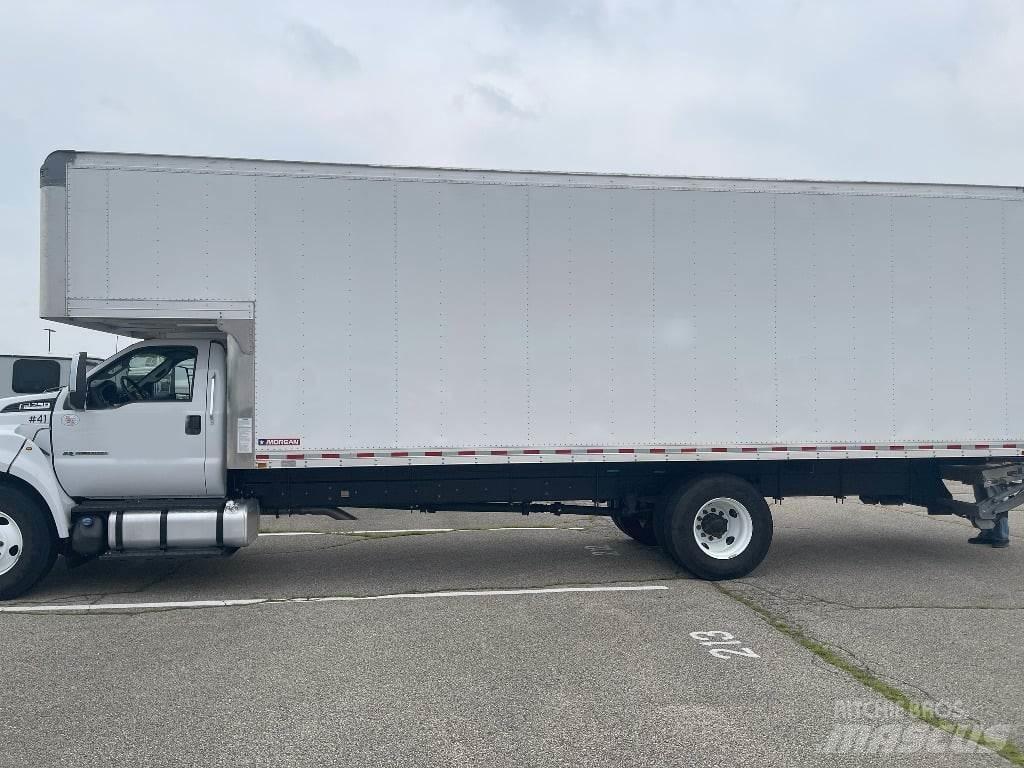 Ford F750 Sunkvežimiai su dengtu kėbulu