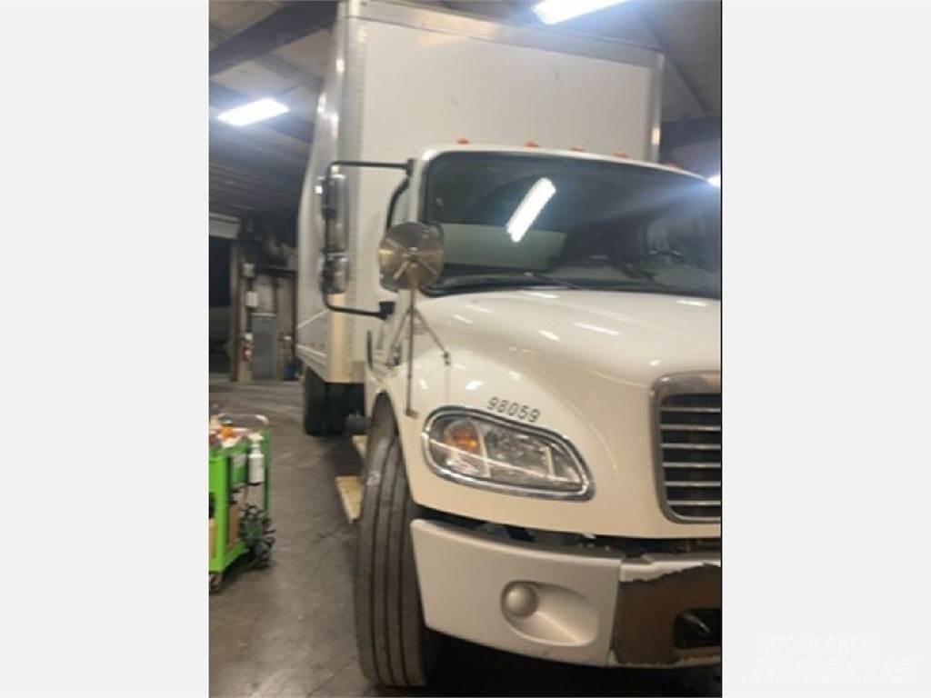 Freightliner M2 Sunkvežimiai su dengtu kėbulu
