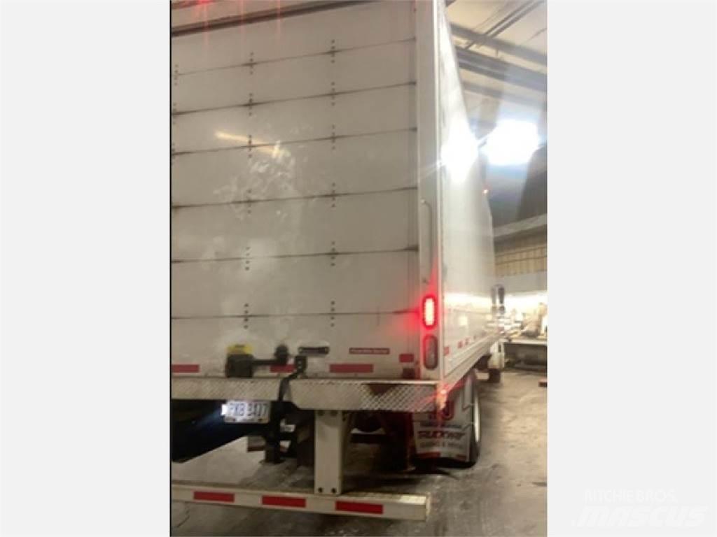 Freightliner M2 Sunkvežimiai su dengtu kėbulu