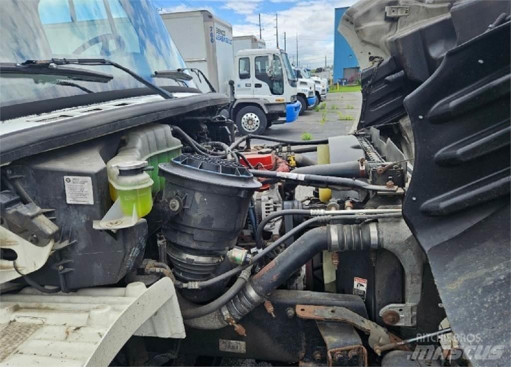 Freightliner M2 Sunkvežimiai su dengtu kėbulu