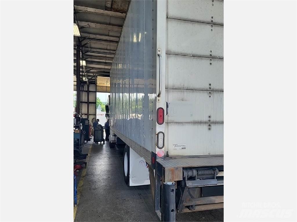 Freightliner M2 Sunkvežimiai su dengtu kėbulu