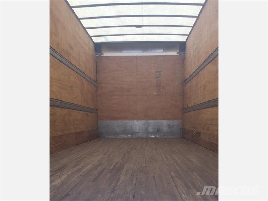Freightliner M2 Sunkvežimiai su dengtu kėbulu