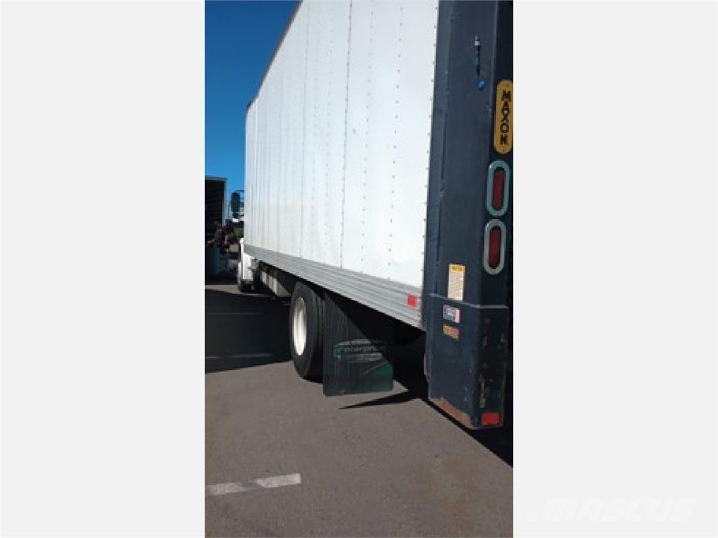 Freightliner M2 Sunkvežimiai su dengtu kėbulu