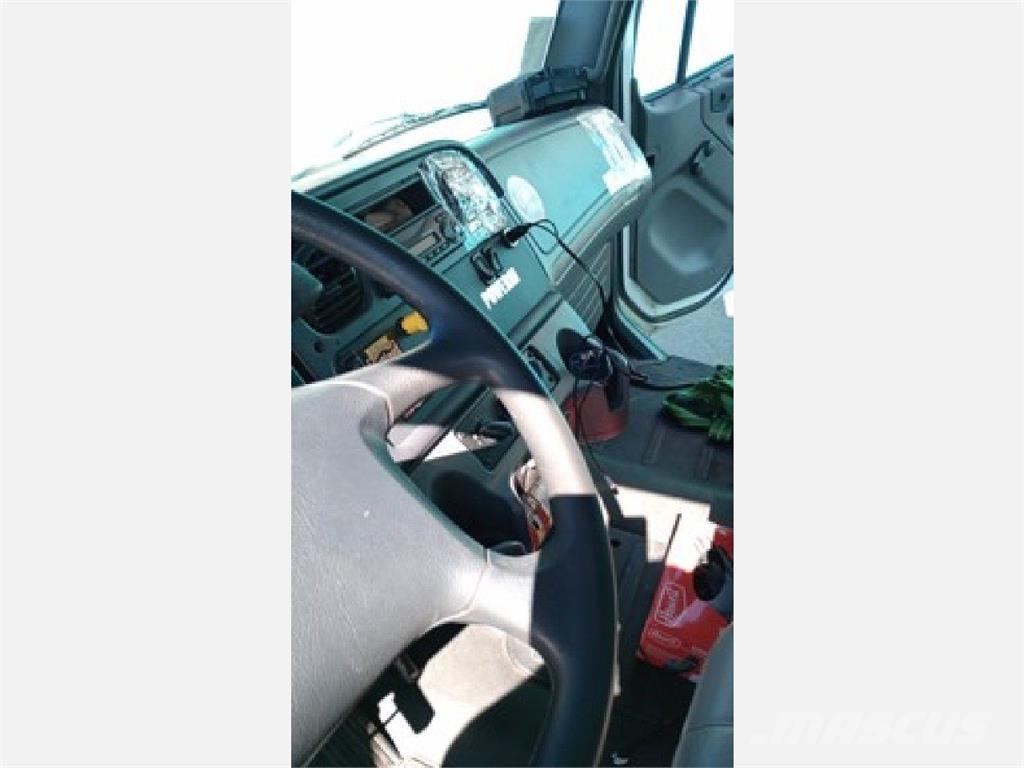 Freightliner M2 Sunkvežimiai su dengtu kėbulu