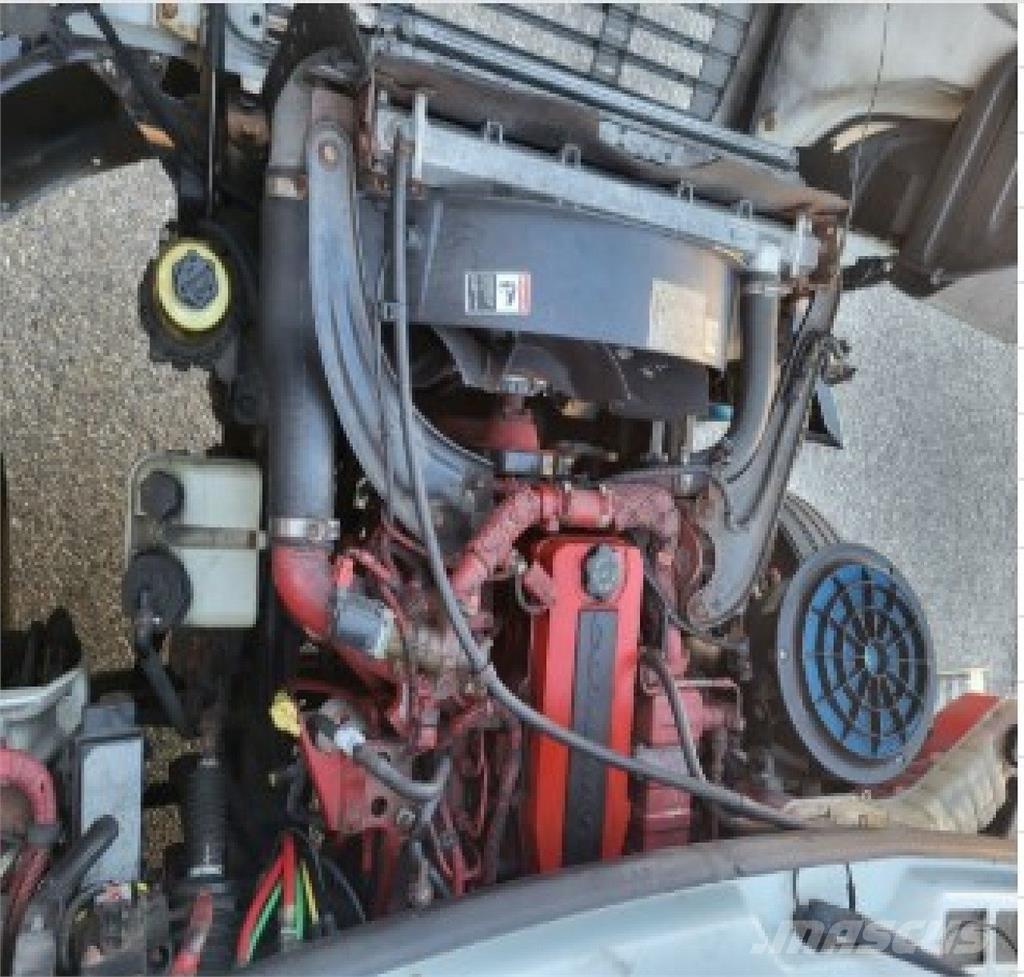 Freightliner M2 Sunkvežimiai su dengtu kėbulu