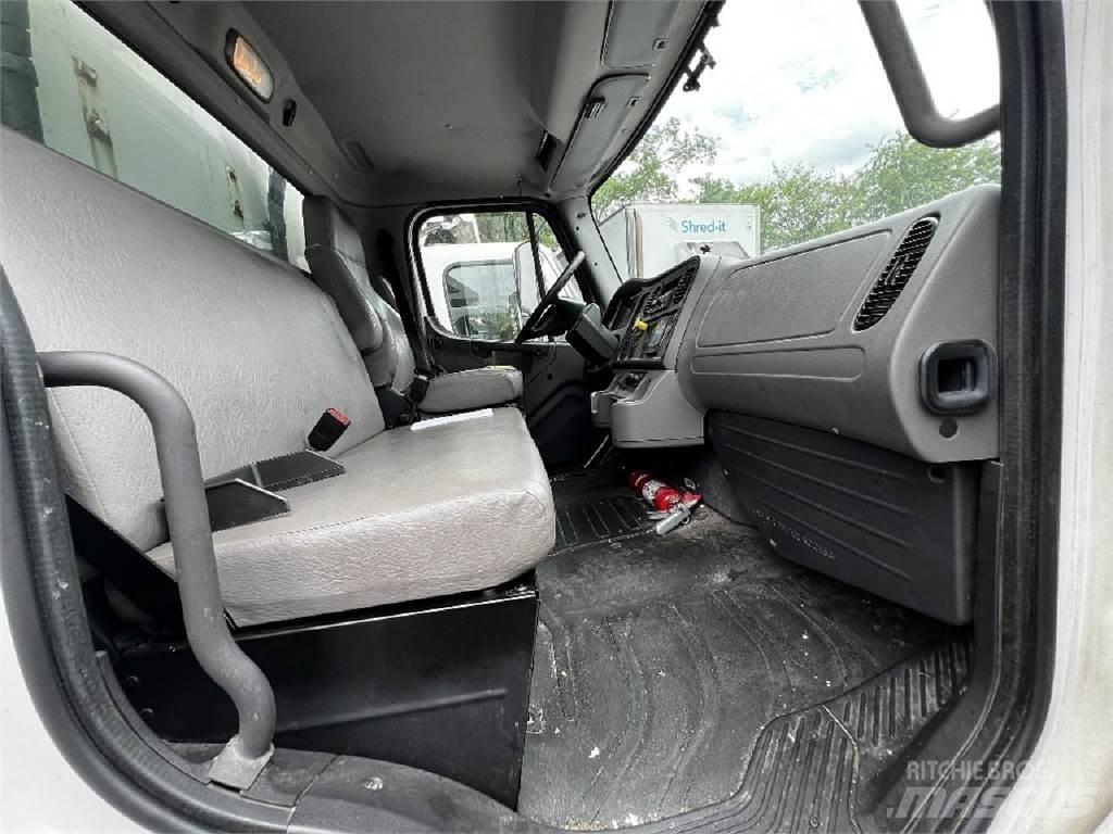 Freightliner M2-106 Sunkvežimiai su dengtu kėbulu