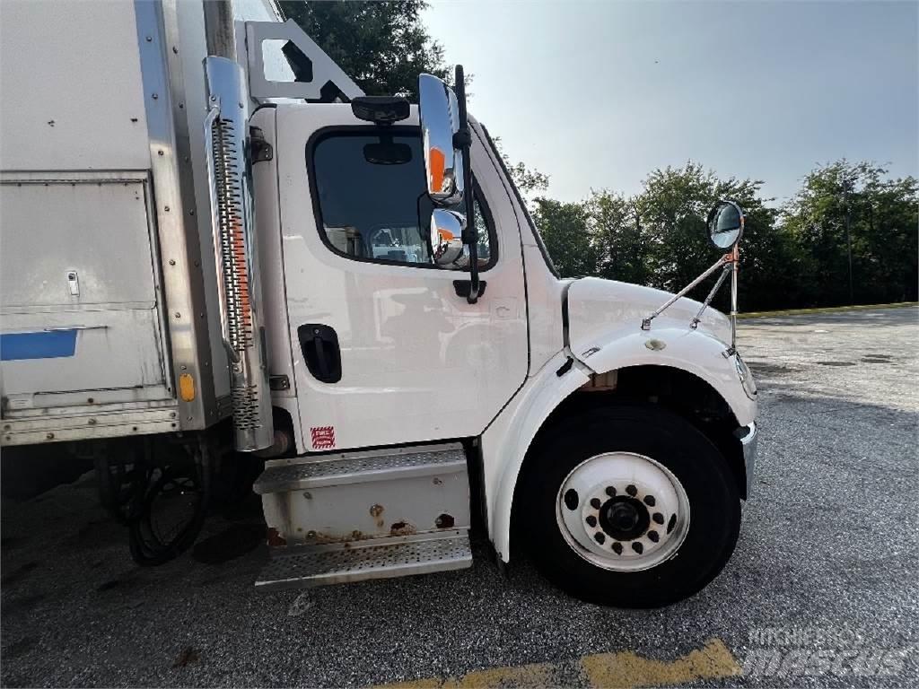 Freightliner M2-106 Sunkvežimiai su dengtu kėbulu