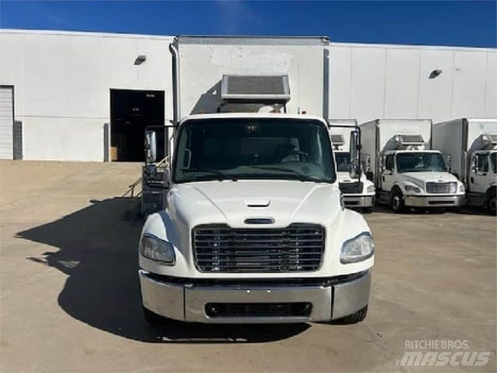Freightliner M2-106 Sunkvežimiai su dengtu kėbulu