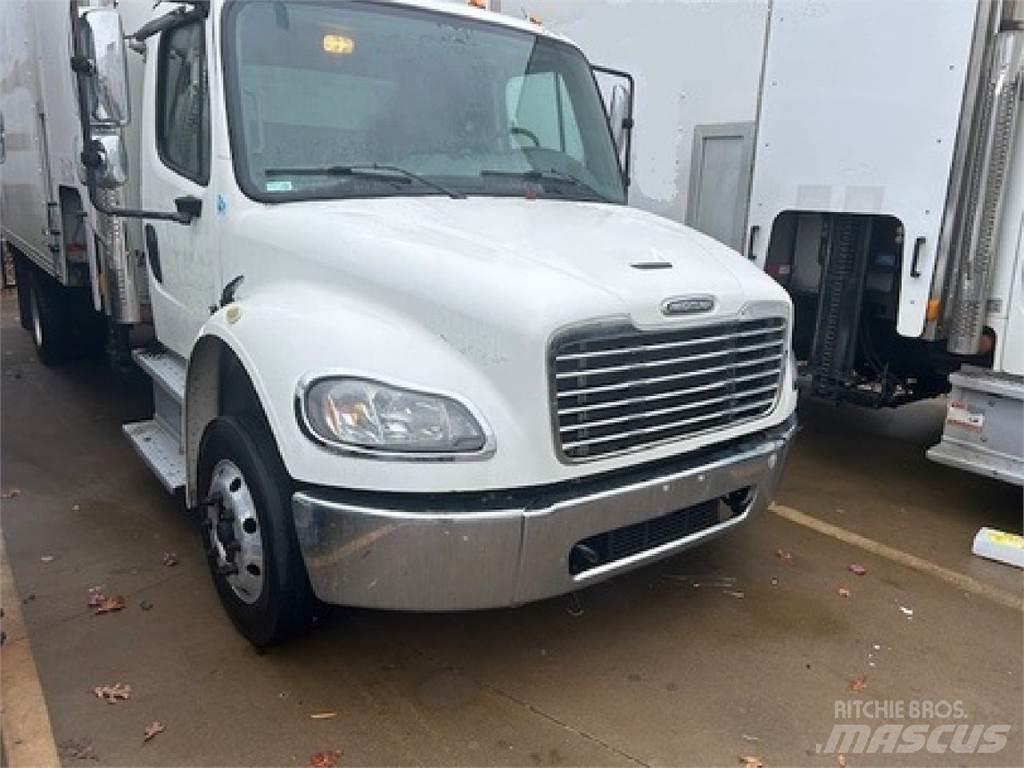 Freightliner M2-106 Sunkvežimiai su dengtu kėbulu