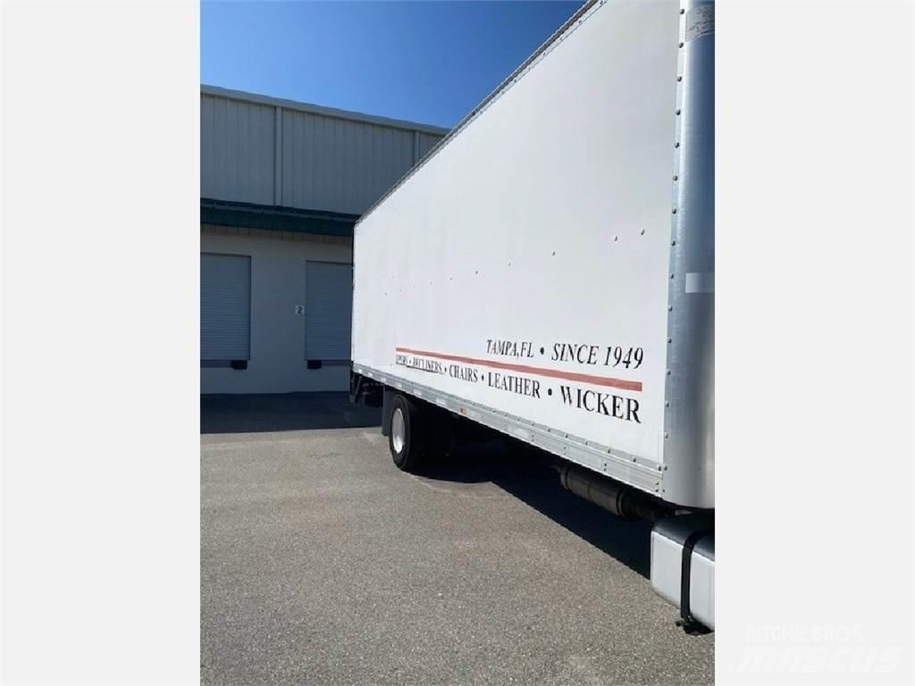 Freightliner M2 106 Sunkvežimiai su dengtu kėbulu