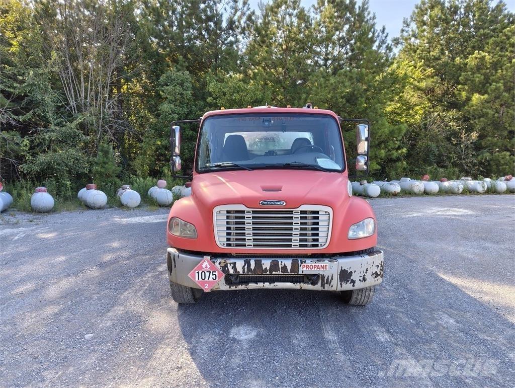 Freightliner M2 106 Kita