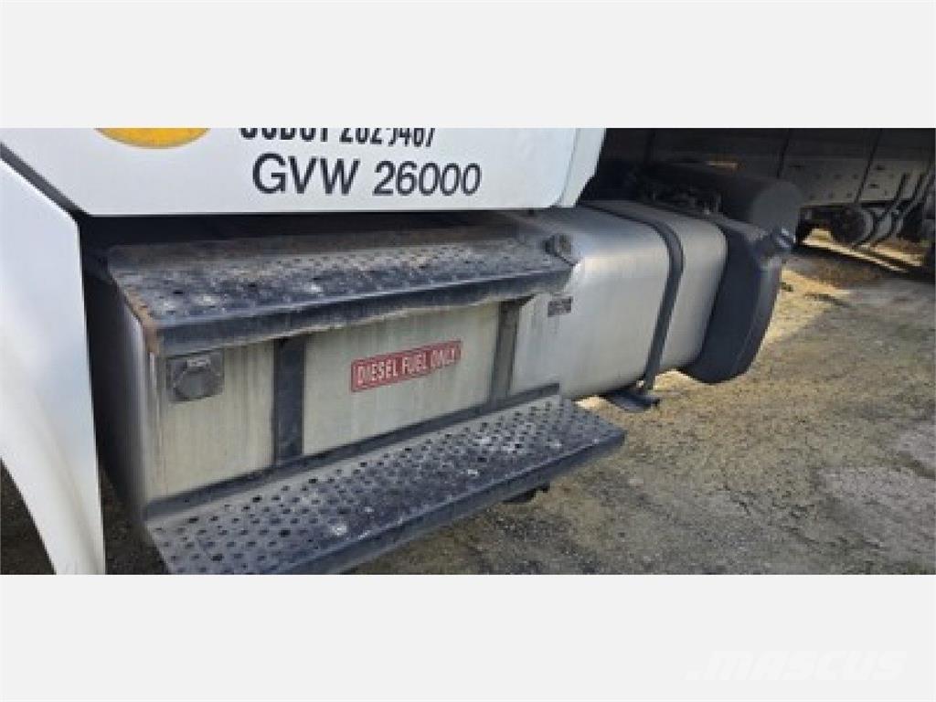 Freightliner M2 106 Sunkvežimiai su dengtu kėbulu