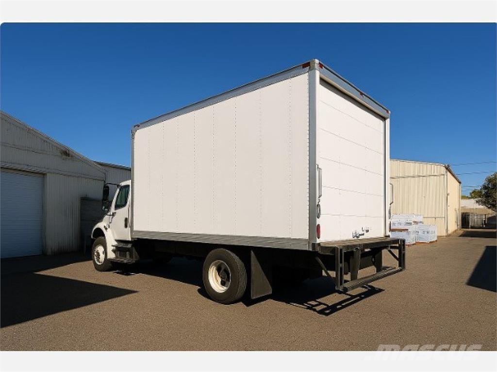 Freightliner M2 106 Sunkvežimiai su dengtu kėbulu
