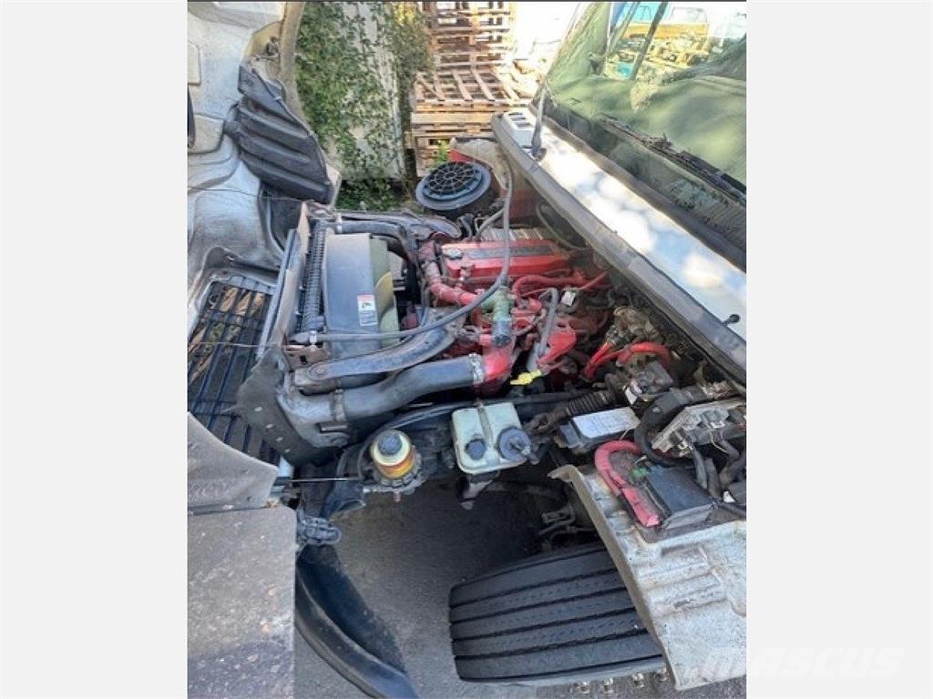 Freightliner M2 106 Sunkvežimiai su dengtu kėbulu