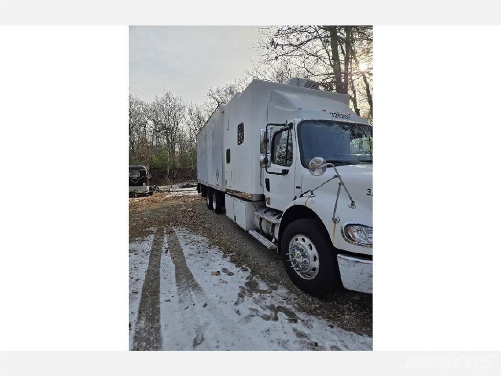 Freightliner M2-112 Sunkvežimiai su dengtu kėbulu