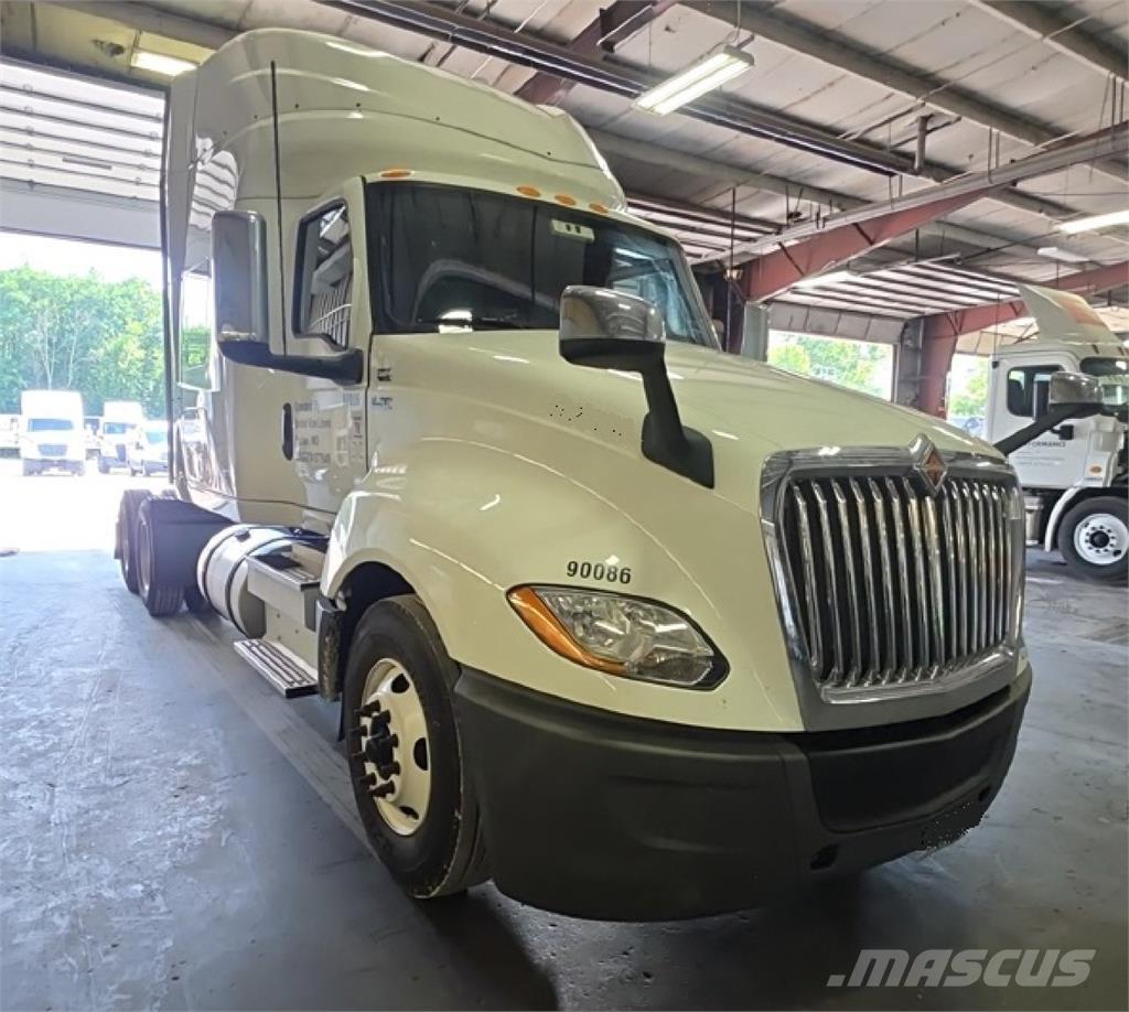 International LT Naudoti vilkikai