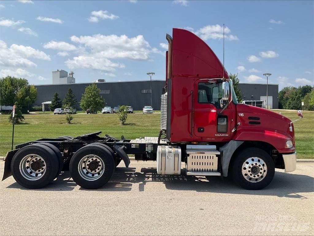Mack CXU613 Naudoti vilkikai