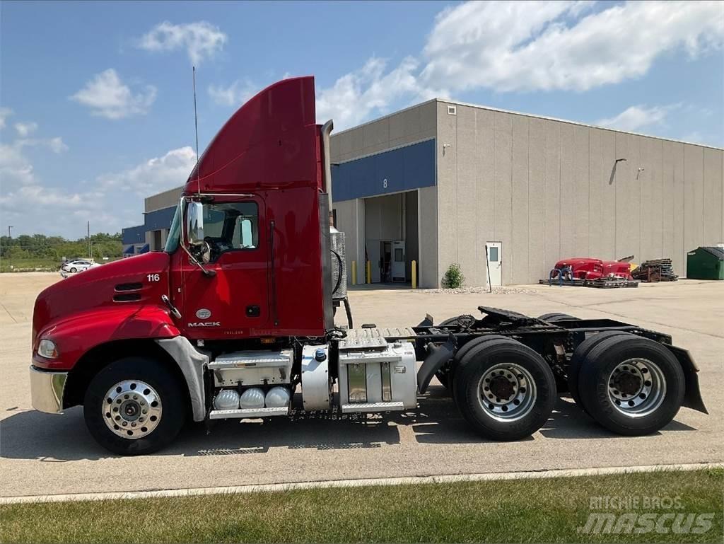 Mack CXU613 Naudoti vilkikai