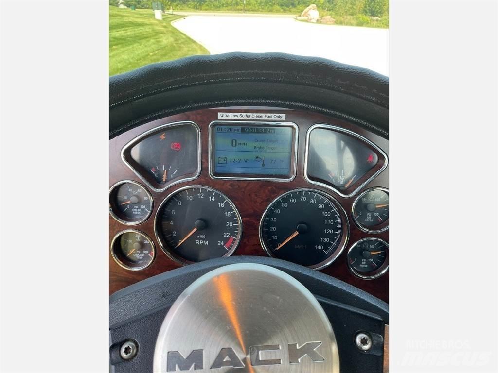Mack CXU613 Naudoti vilkikai