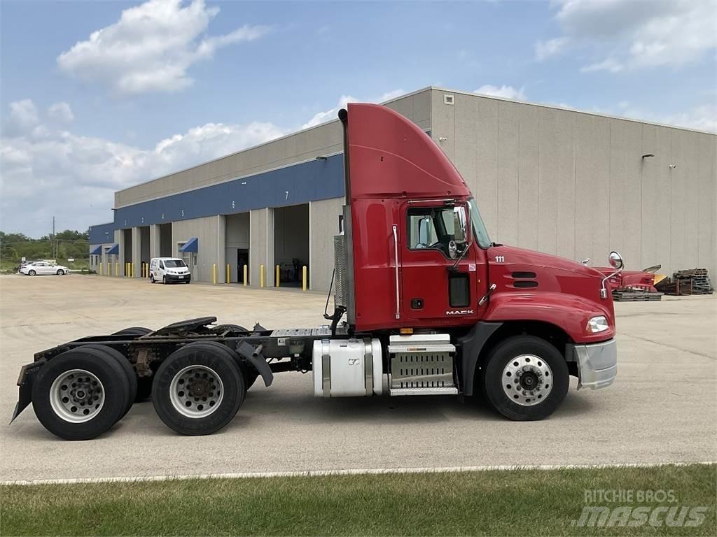 Mack CXU613 Kita