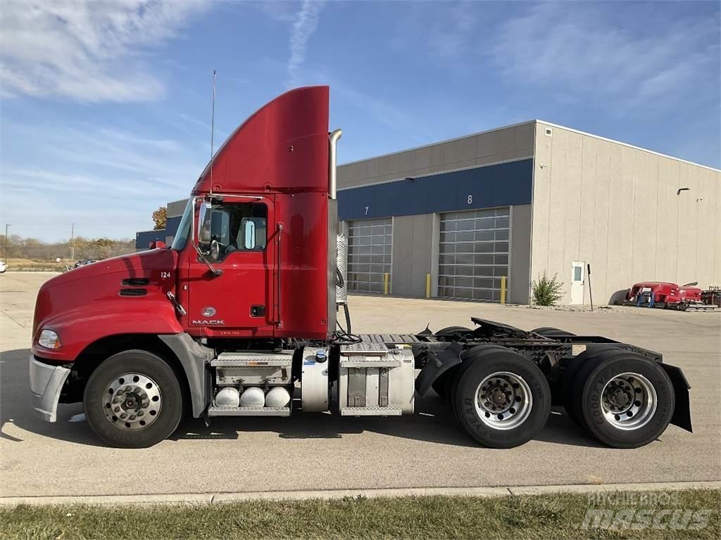 Mack CXU613 Naudoti vilkikai