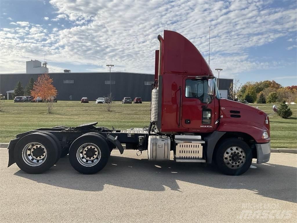 Mack CXU613 Naudoti vilkikai
