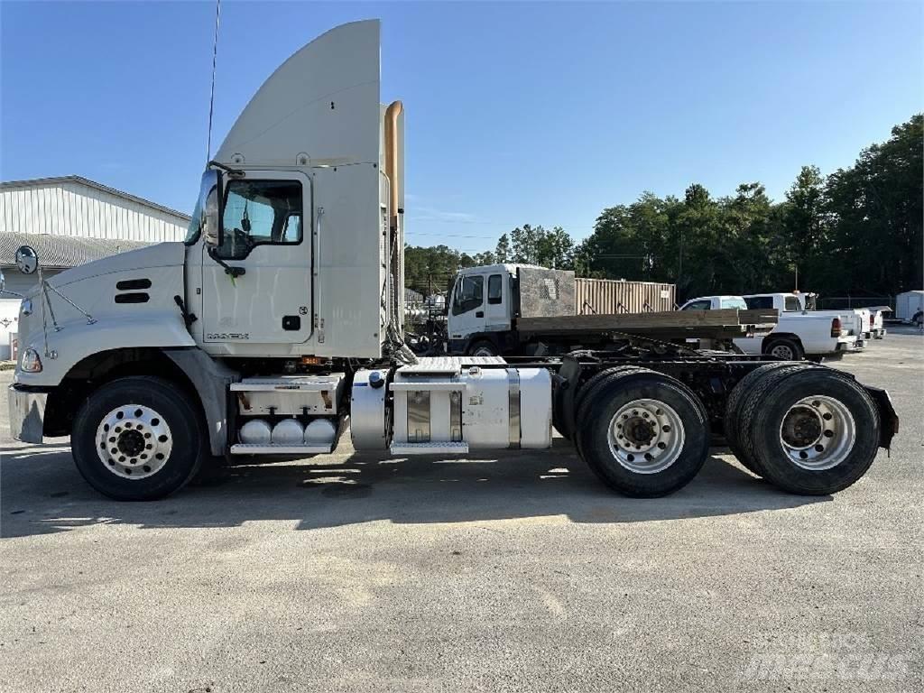 Mack CXU613 Naudoti vilkikai