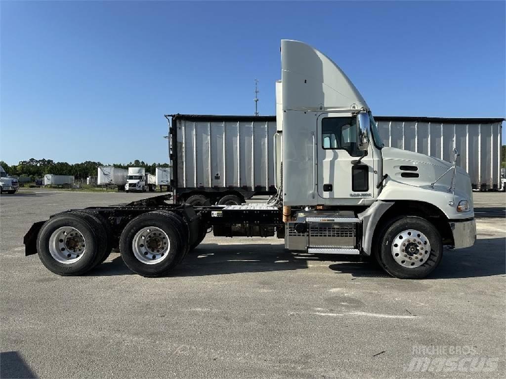 Mack CXU613 Naudoti vilkikai