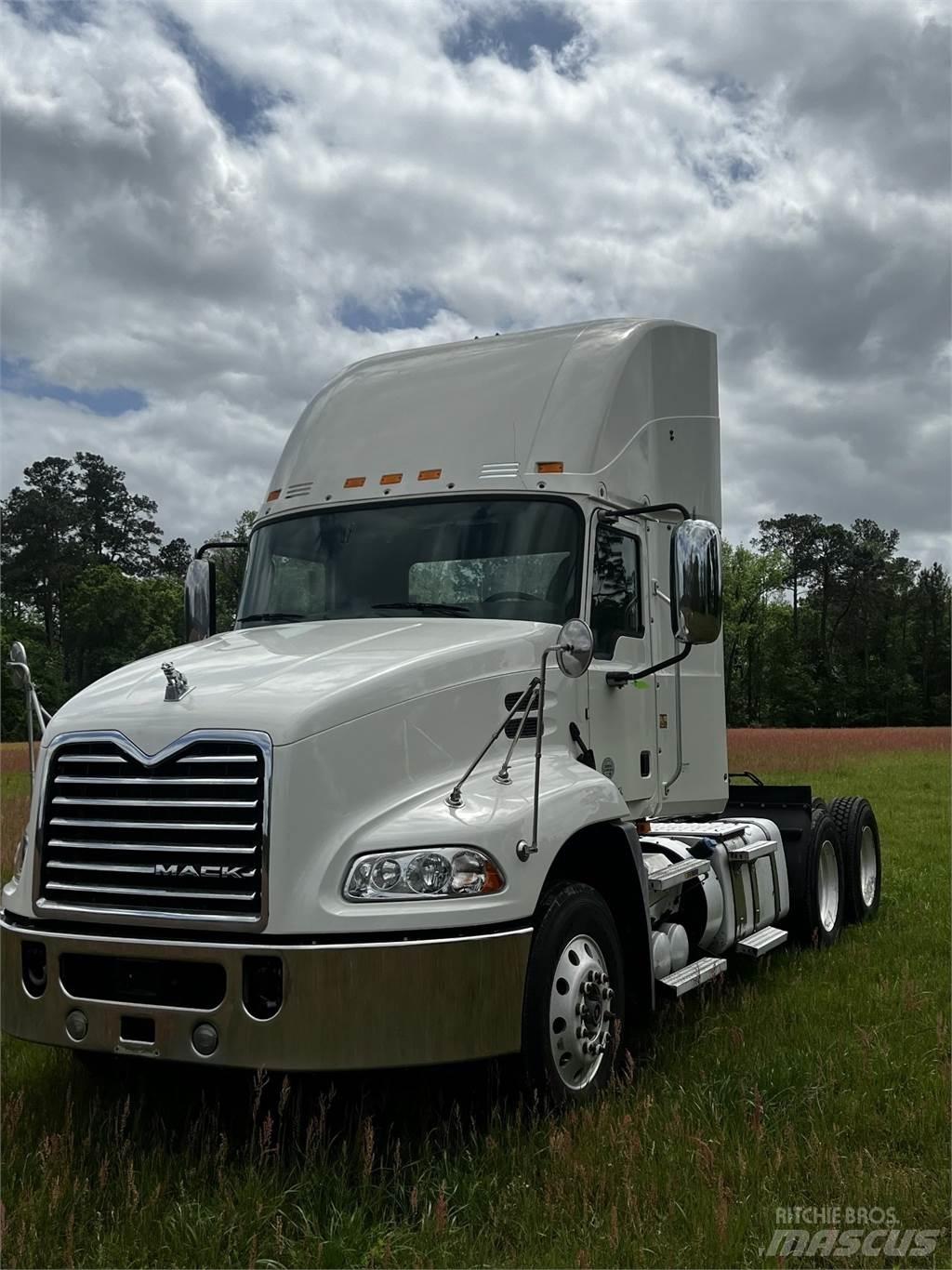 Mack CXU613 Naudoti vilkikai