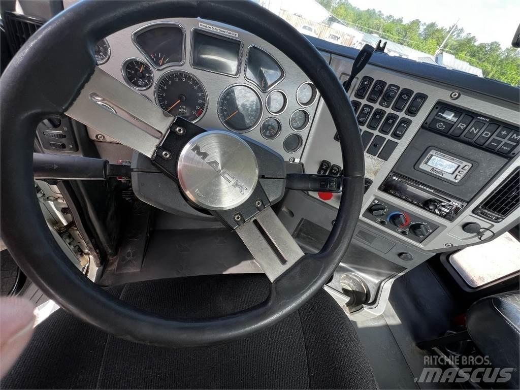 Mack CXU613 Naudoti vilkikai