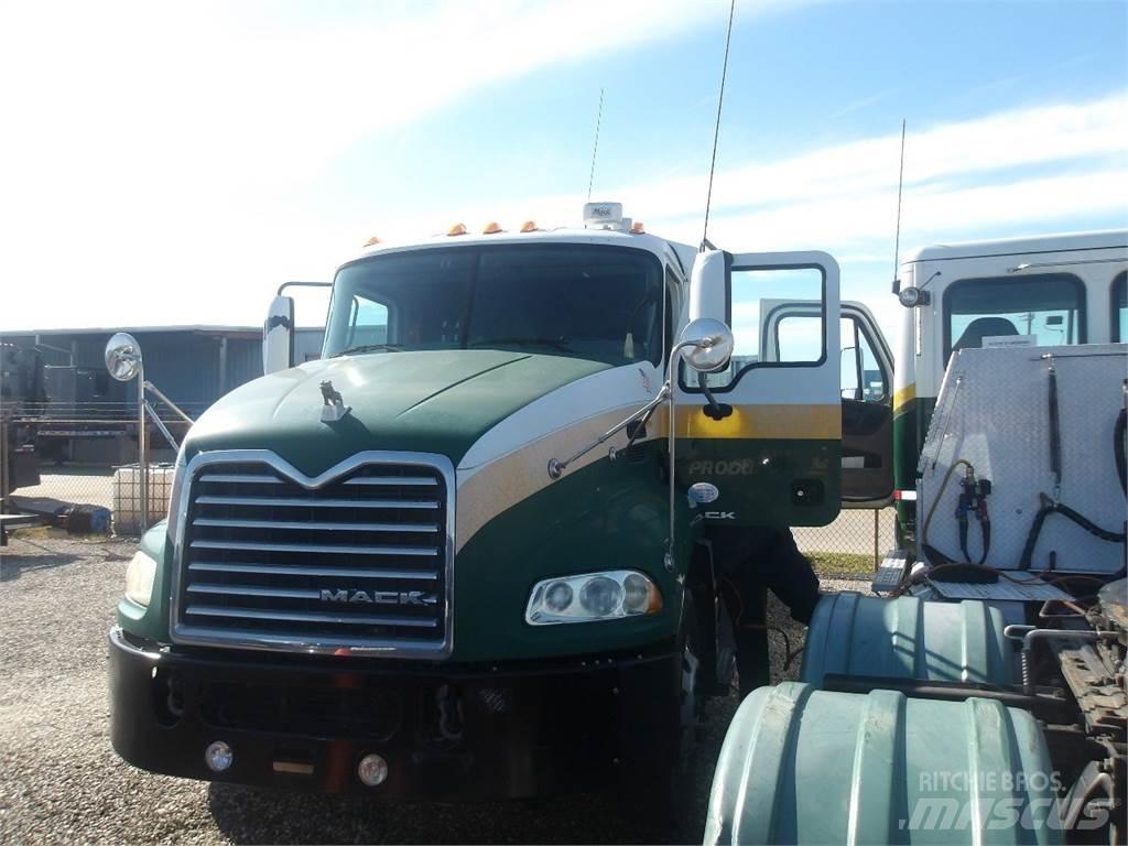 Mack CXU613 Naudoti vilkikai