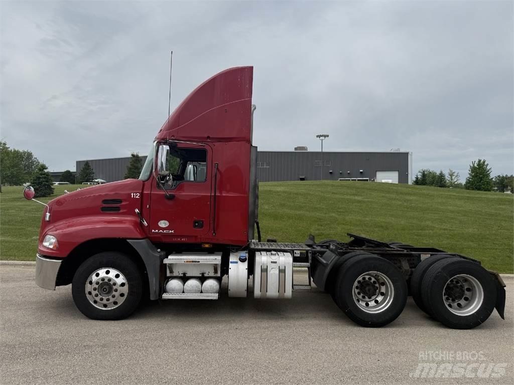 Mack CXU613 Naudoti vilkikai