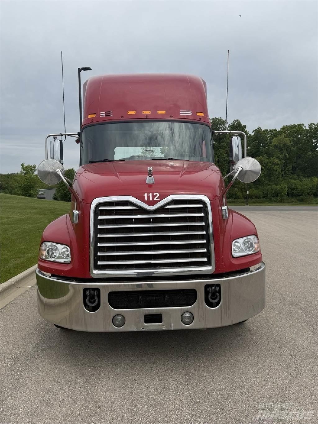 Mack CXU613 Naudoti vilkikai