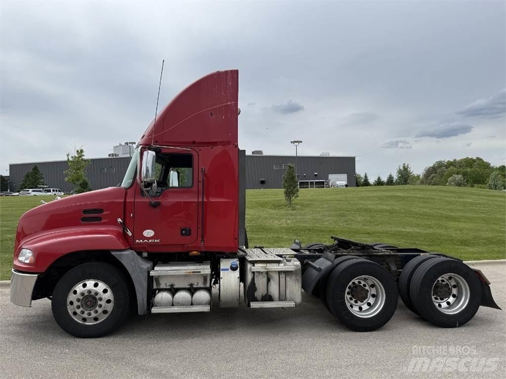 Mack CXU613 Naudoti vilkikai