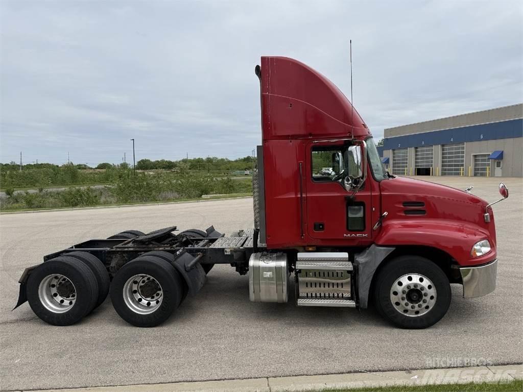 Mack CXU613 Naudoti vilkikai