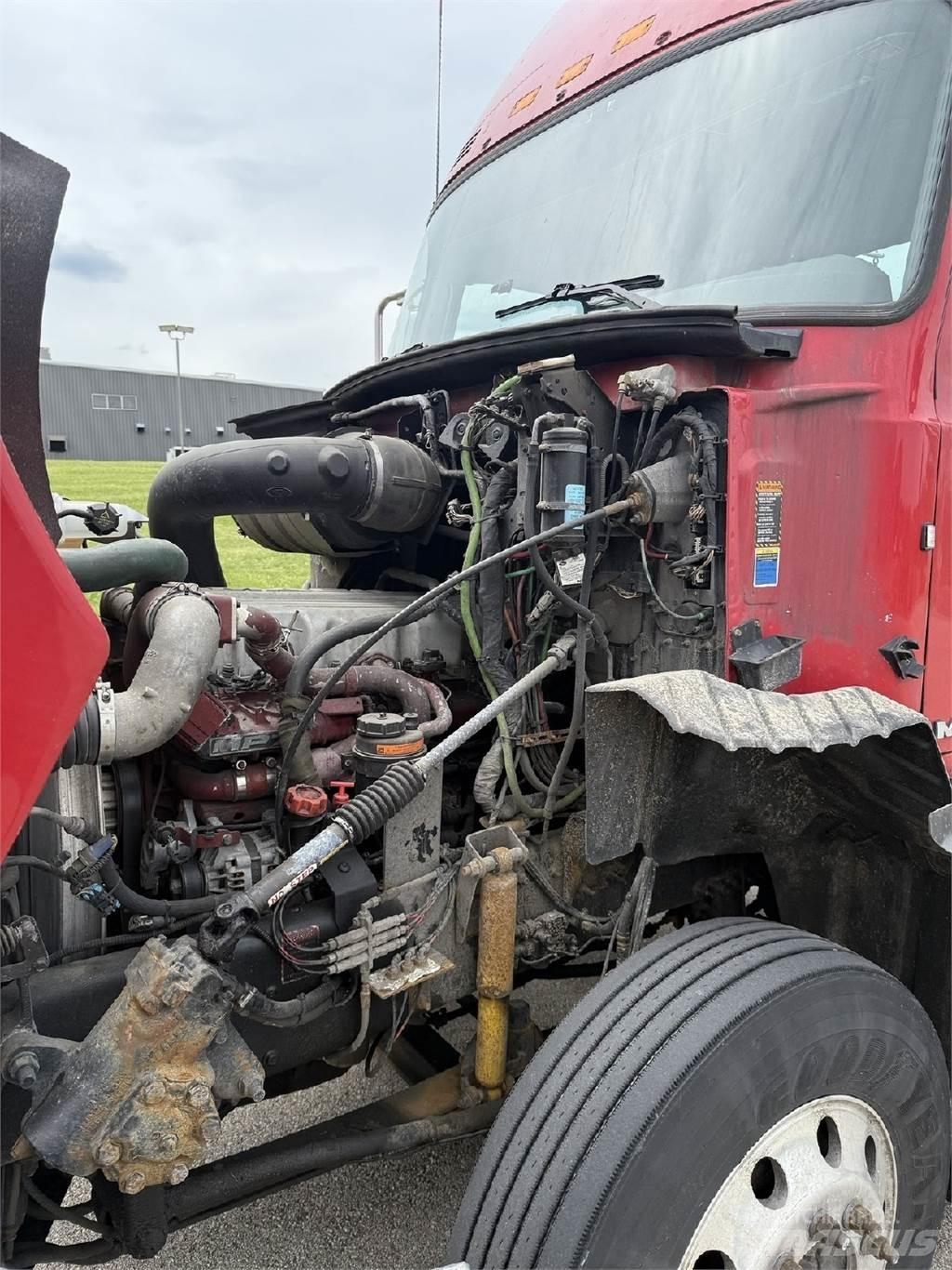 Mack CXU613 Naudoti vilkikai
