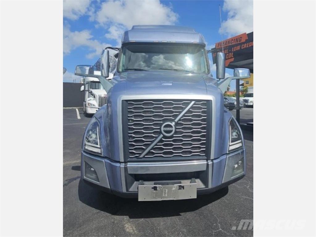 Volvo VNL64T760 Naudoti vilkikai