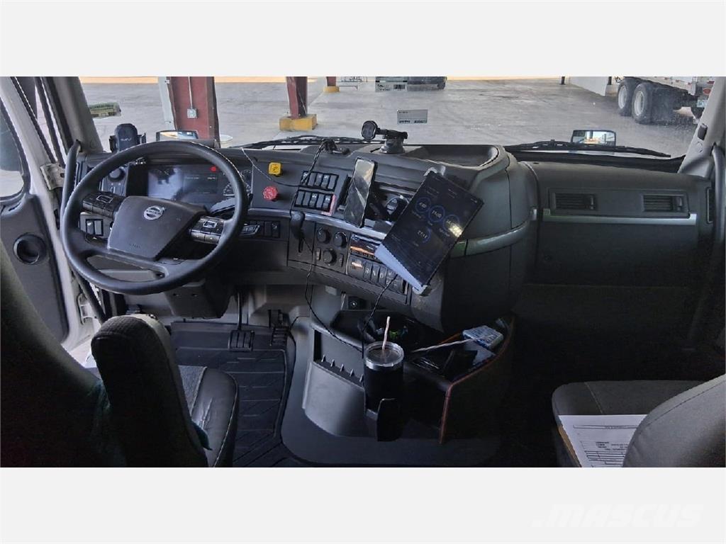 Volvo VNL64T760 Naudoti vilkikai