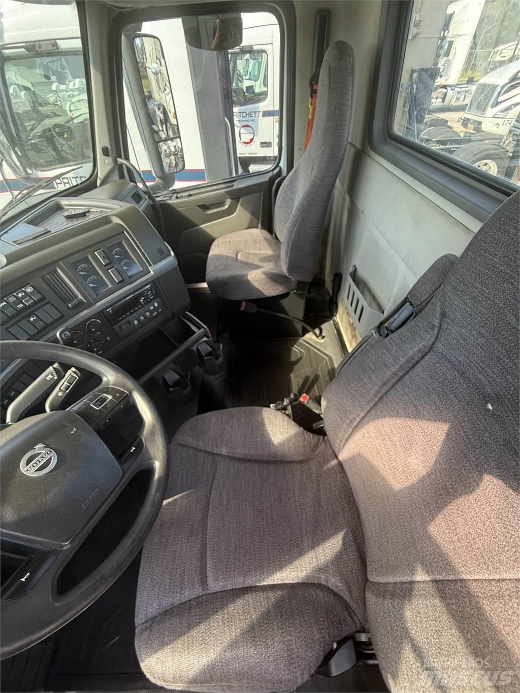 Volvo VNR64T300 Naudoti vilkikai